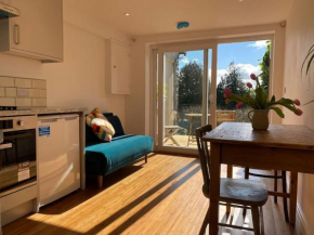 Ashcroft Apartment - Small Home Away From Home